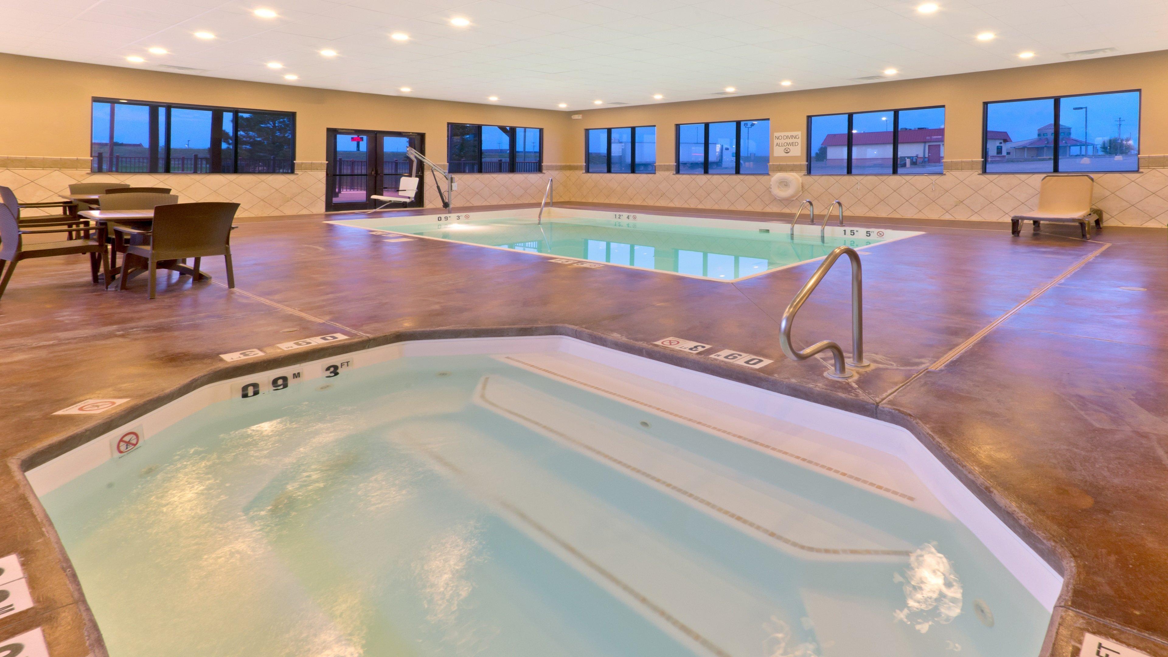 Holiday Inn Express Hotel & Suites Colby By Ihg Eksteriør billede