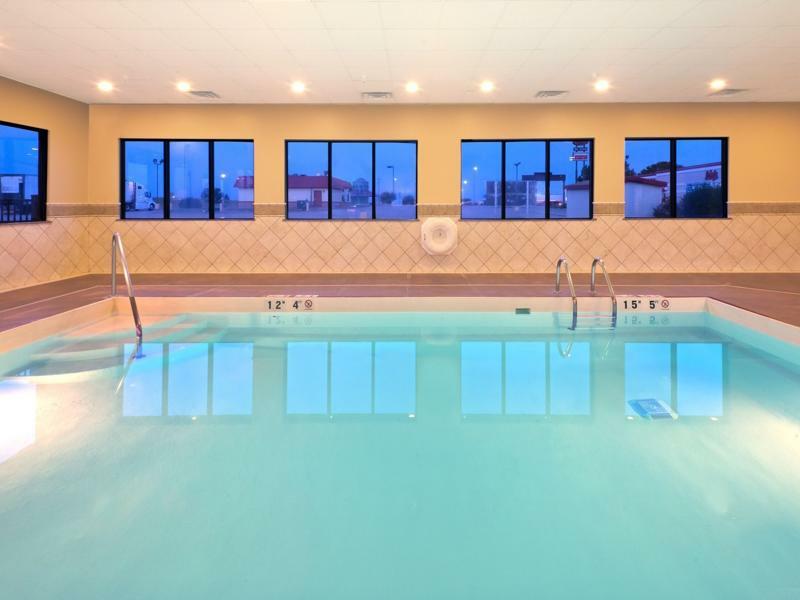 Holiday Inn Express Hotel & Suites Colby By Ihg Eksteriør billede