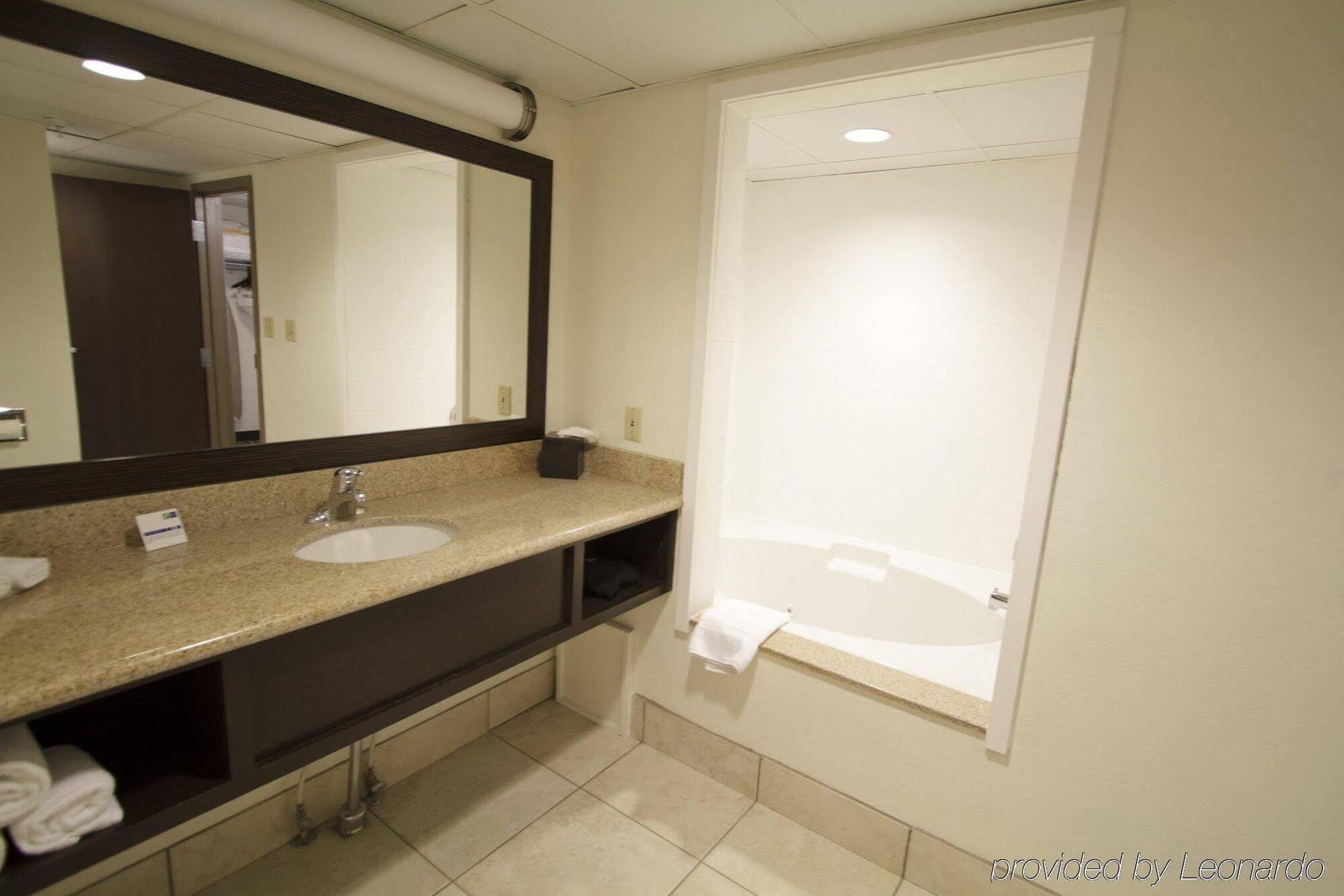 Holiday Inn Express Hotel & Suites Colby By Ihg Eksteriør billede